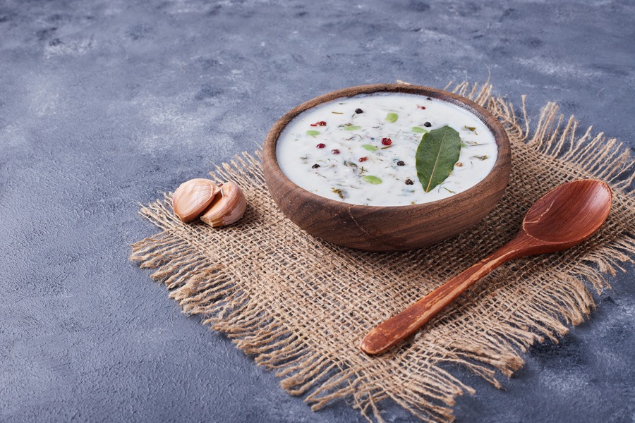 Raita – Joghurt-Dip in einer Holzschale